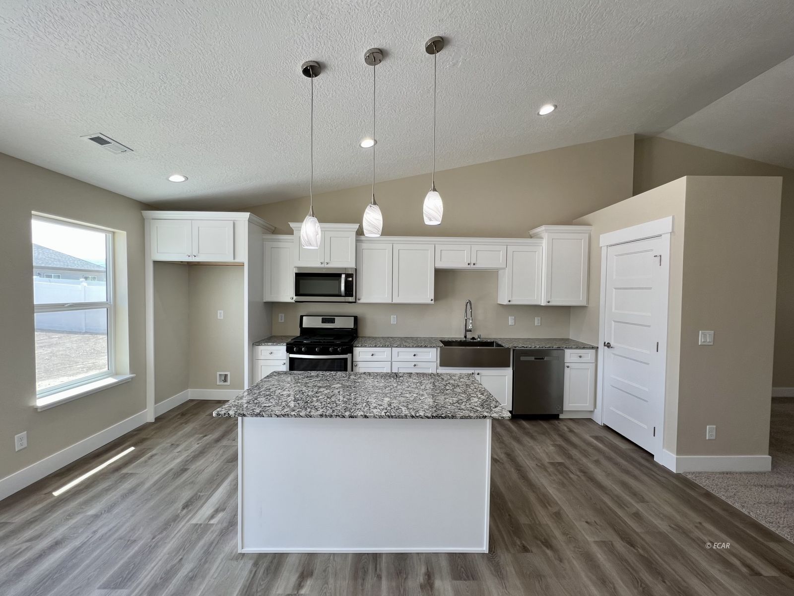 335 Country Club Parkway Property Photo 2