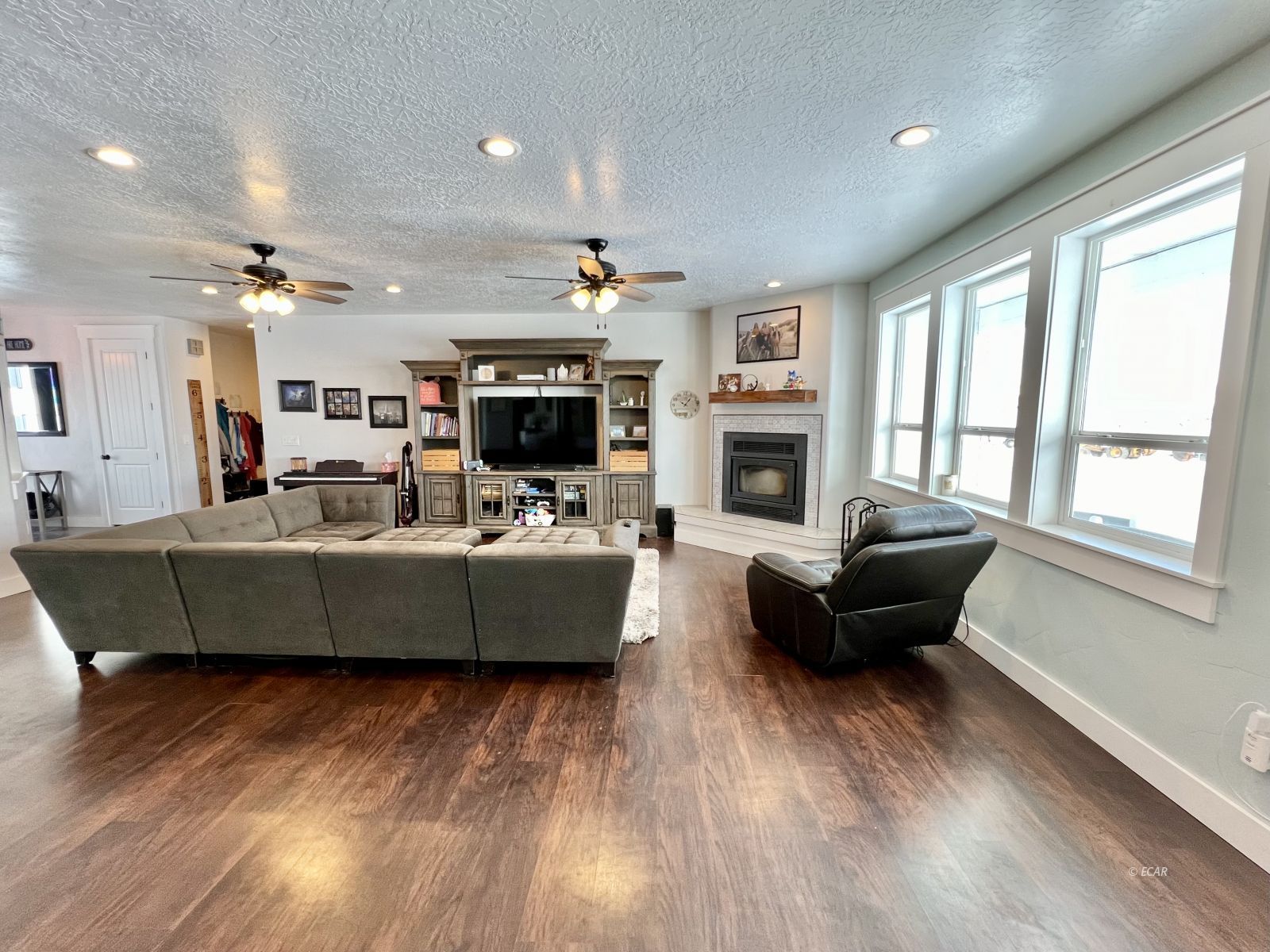 4926 Seneca Avenue Property Photo 3