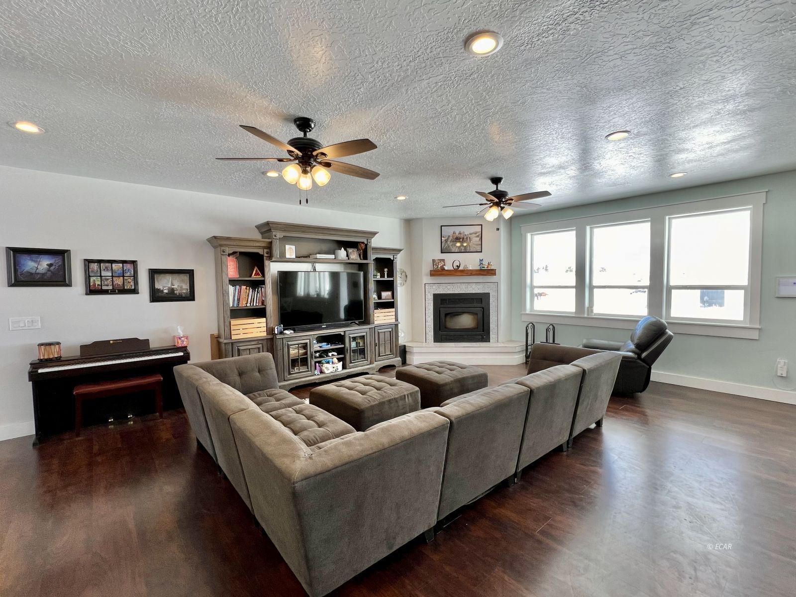 4926 Seneca Avenue Property Photo 10