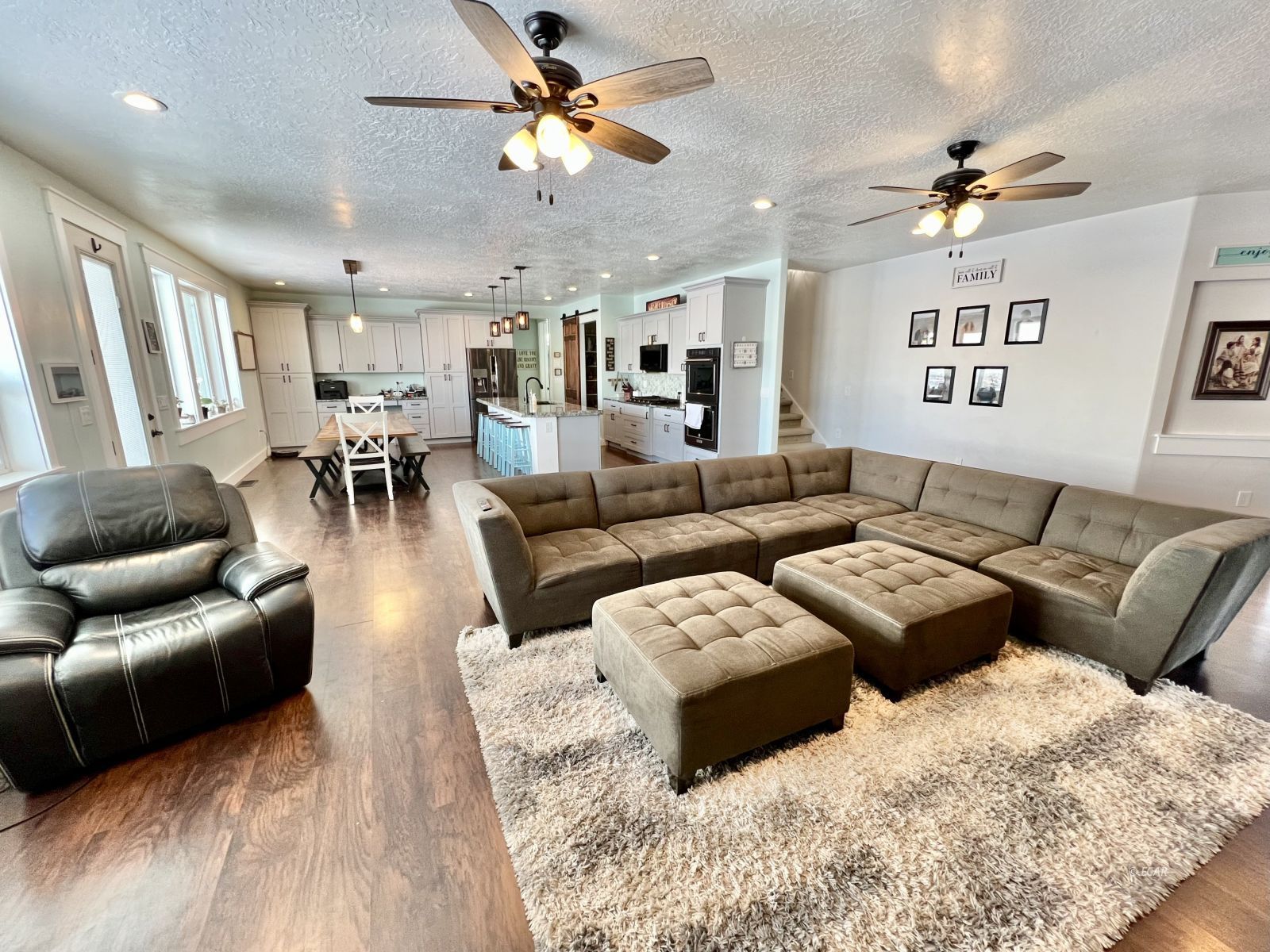 4926 Seneca Avenue Property Photo 12